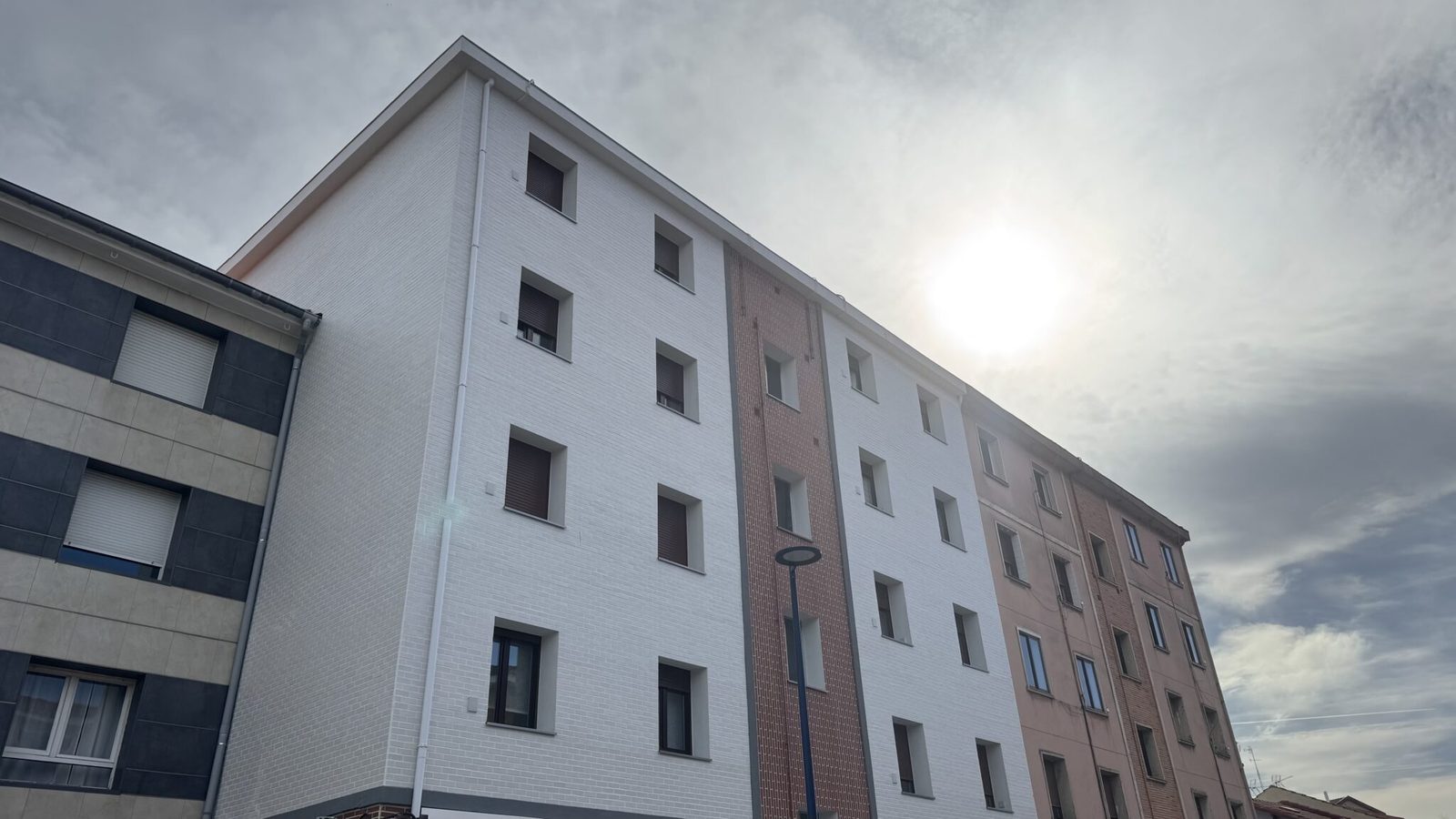 Fachada rehabilitada de un edificio en Portugalete