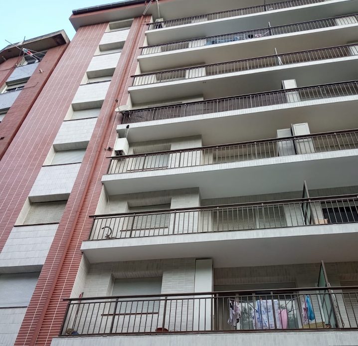 Fachada con sistema SATE y acabado cerámico en Santurtzi