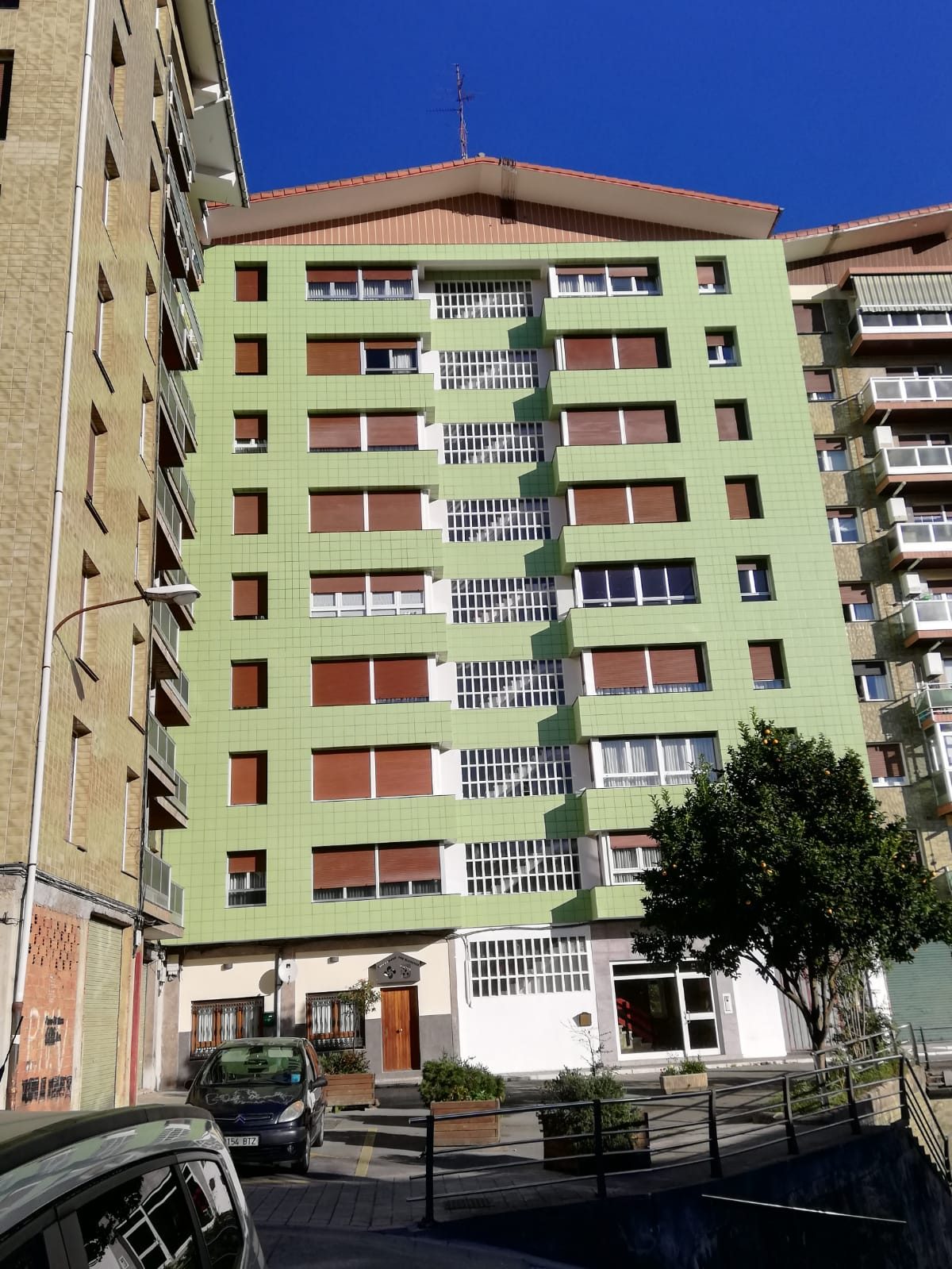 Fachada rehabilitada en Baratzeko plaza, Usansolo