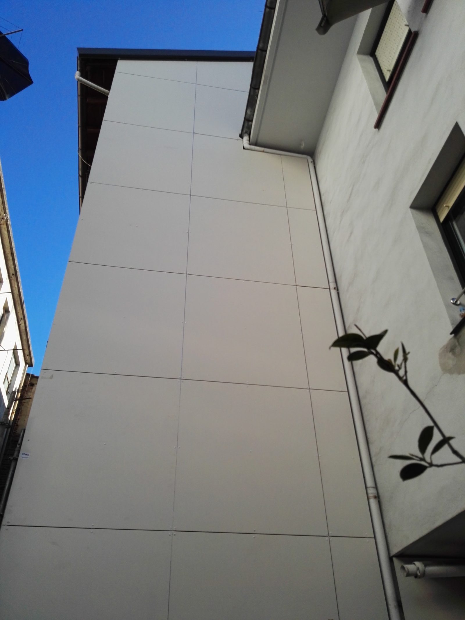 Medianera ventilada con panel fenólico en Durango